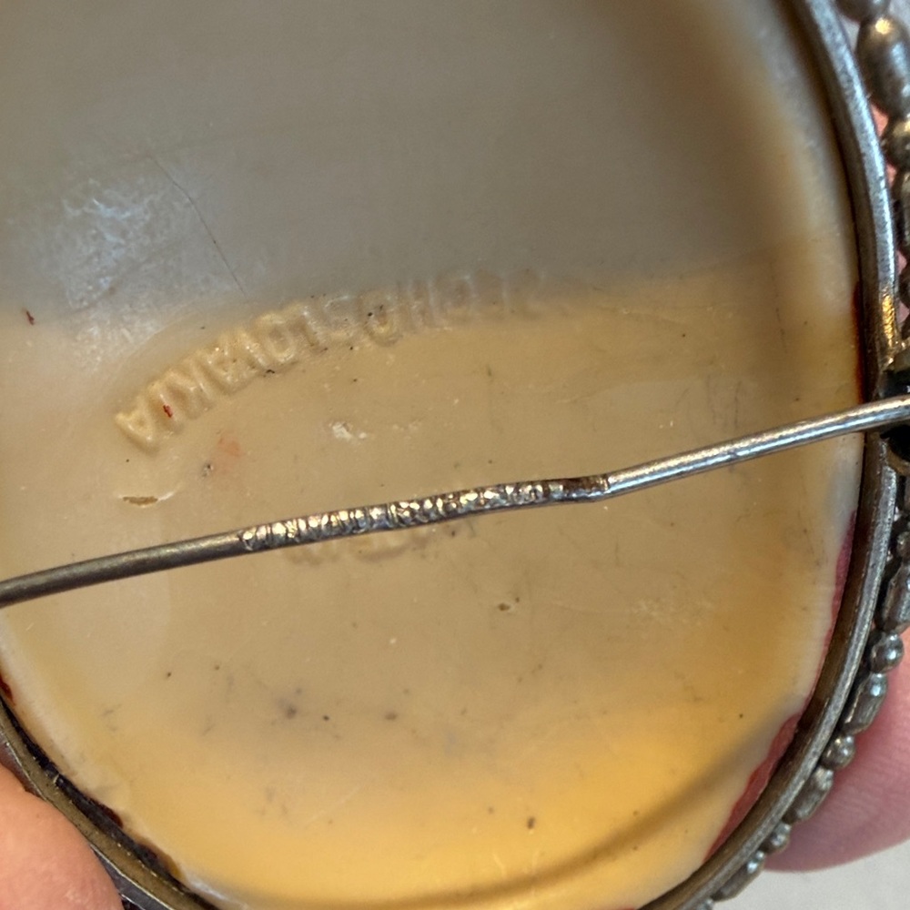 Vintage Czeckoslovakia Cameo Brooch with Red and Cream Accents - Picture 7 of 8